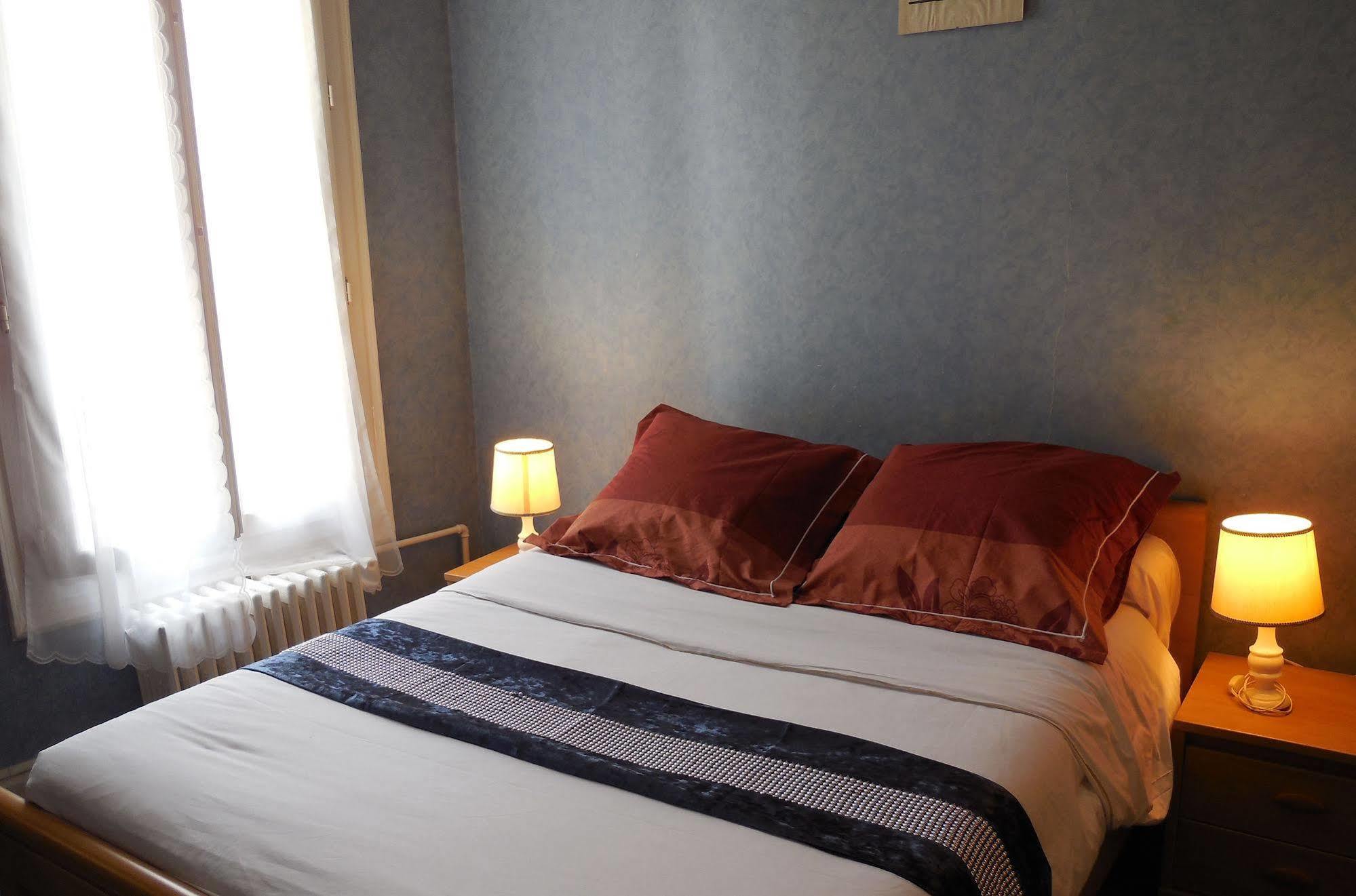 Le Petit Château Proche Parc Des Expositions Hotel 2*